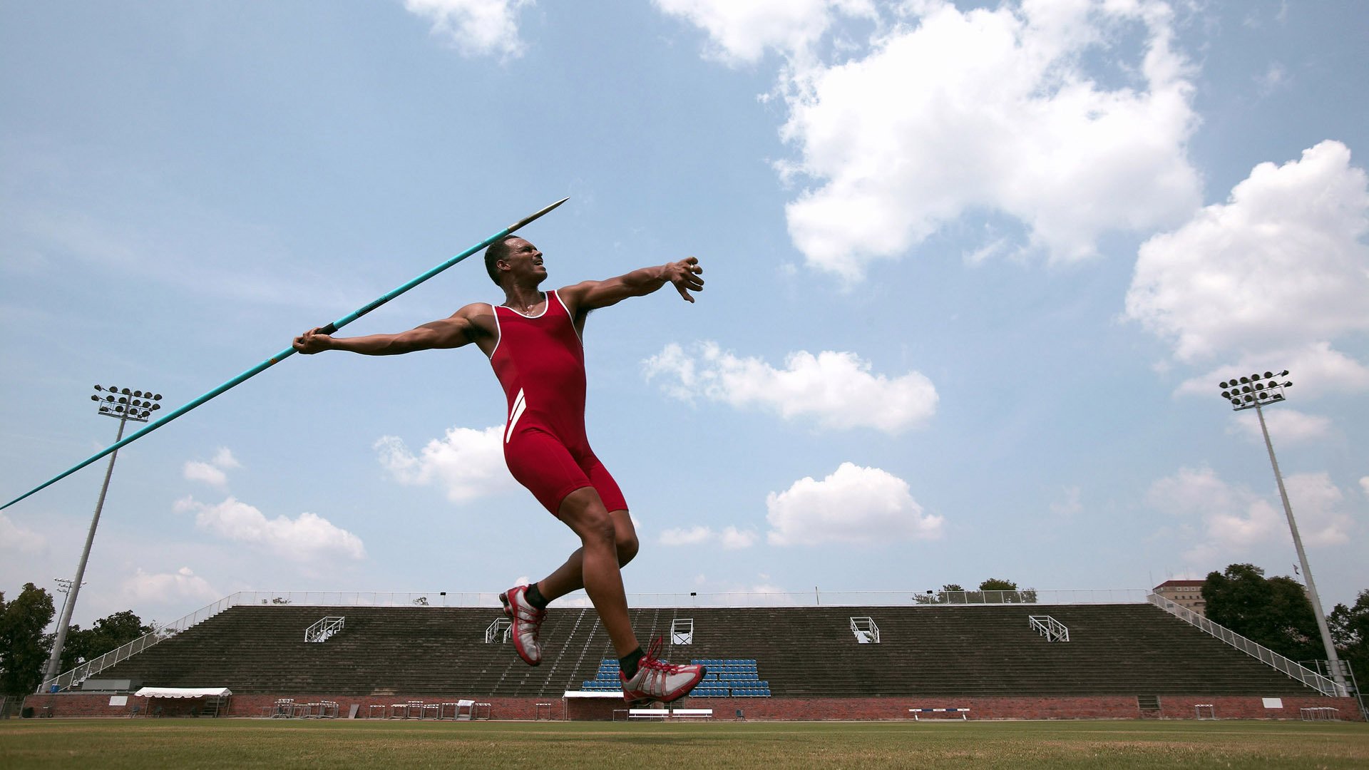 ac米兰官网-冬季两项世界杯赛场风雪考验运动员体能，冬天举办世界杯